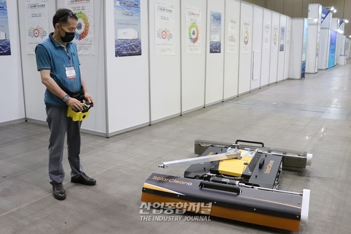 외부 환경 영향받는 태양광 패널, ‘로봇’이 청소 뚝딱 - 산업종합저널 로봇