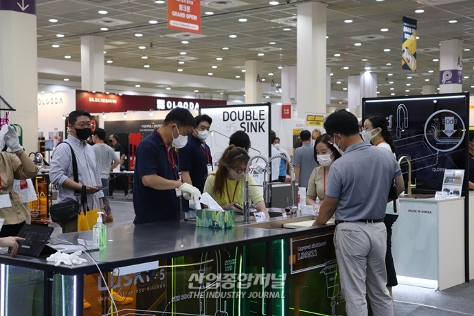 [산업 VIEW] '2021 코리아빌드’, 주말에도 전시장 찾는 발길 이어져 - 산업종합저널 전시회
