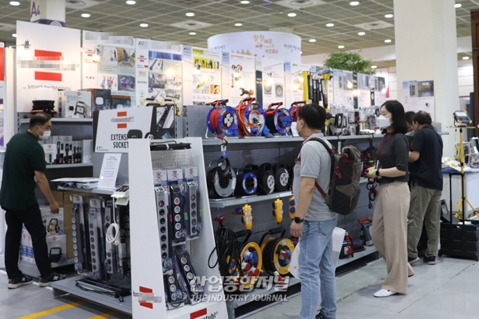[산업 VIEW] '2021 코리아빌드’, 주말에도 전시장 찾는 발길 이어져 - 산업종합저널 전시회