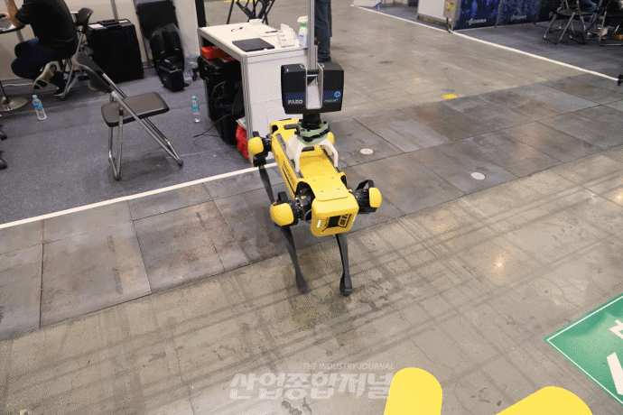 [움짤뉴스] “발 네 개로 척척” 360도 돌며 공간 스캐닝 - 산업종합저널 전시회