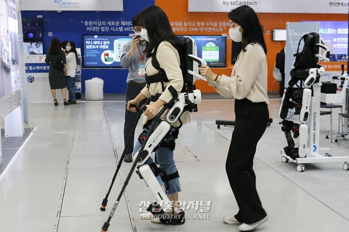 [산업VIEW]재활치료 돕는 보조공학기술 탑재한 웨어러블 기기 - 산업종합저널 전시회