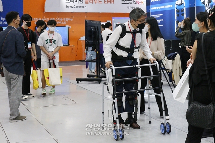 [산업VIEW]재활치료 돕는 보조공학기술 탑재한 웨어러블 기기 - 산업종합저널 전시회