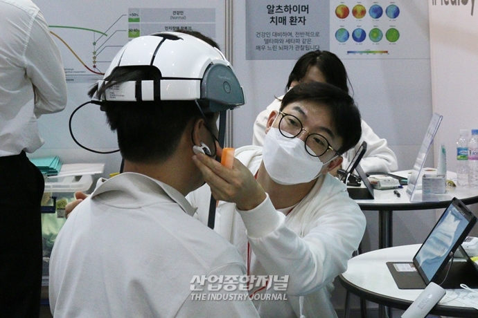 [산업VIEW]재활치료 돕는 보조공학기술 탑재한 웨어러블 기기 - 산업종합저널 전시회