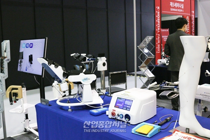 [산업VIEW]재활치료 돕는 보조공학기술 탑재한 웨어러블 기기 - 산업종합저널 전시회
