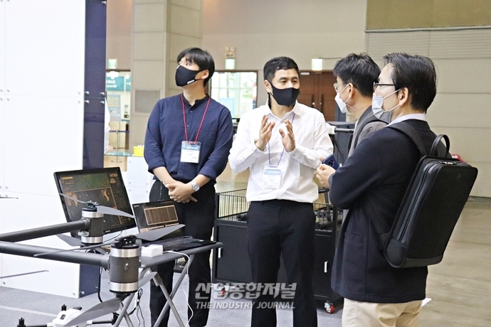 [산업 View] B2B 비즈니스 현장, 열정적인 커뮤니케이션 - 산업종합저널 전시회