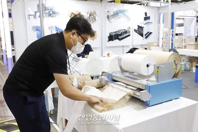 [산업VIEW] ‘에어캡’ 대신 ‘종이 완충재’…"환경이 먼저" - 산업종합저널 전시회