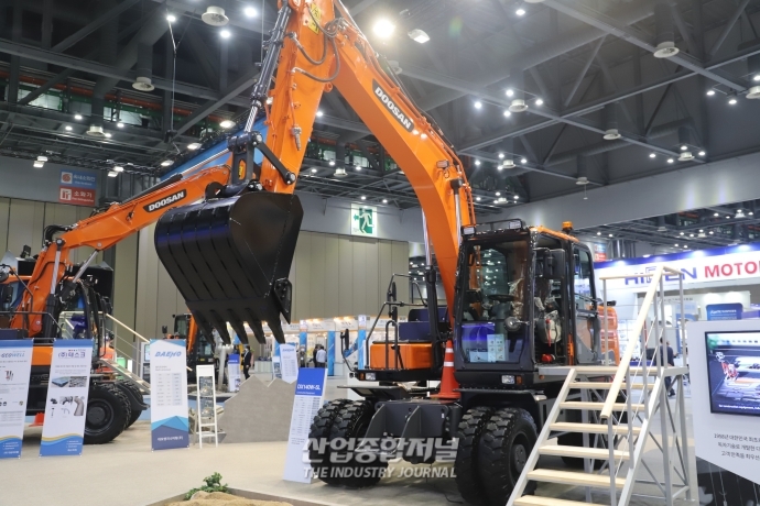 [산업VIEW] 2021 한국산업대전에 안전성 강화한 건설 중장비 등장 - 산업종합저널 전시회