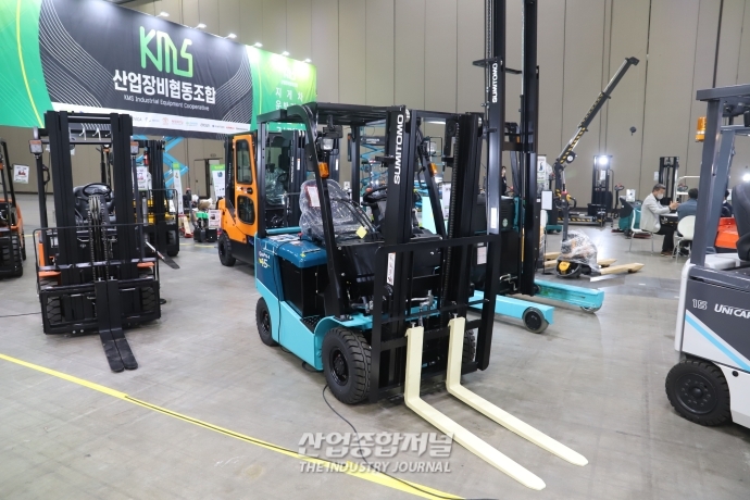 [산업VIEW] 2021 한국산업대전에 안전성 강화한 건설 중장비 등장 - 산업종합저널 전시회
