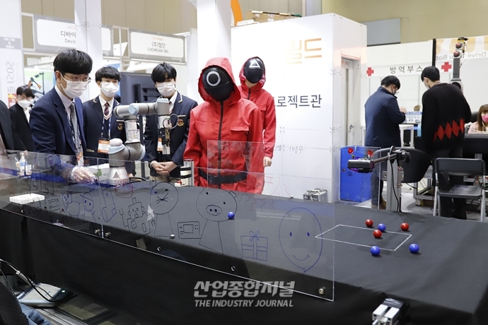 [산업VIEW] 협동로봇과 ‘오징어게임’의 만남 - 산업종합저널 전시회