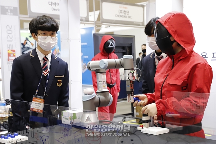 [산업VIEW] 협동로봇과 ‘오징어게임’의 만남 - 산업종합저널 전시회