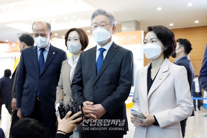 [산업VIEW] 로보월드 방문한 이재명 대선후보 “성장 산업 육성해야” - 산업종합저널 전시회