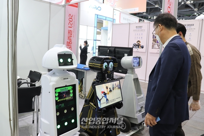 [산업View]로보쓰리, 로보월드에서 자율주행 홍보용 로봇 선보여 - 산업종합저널 전시회