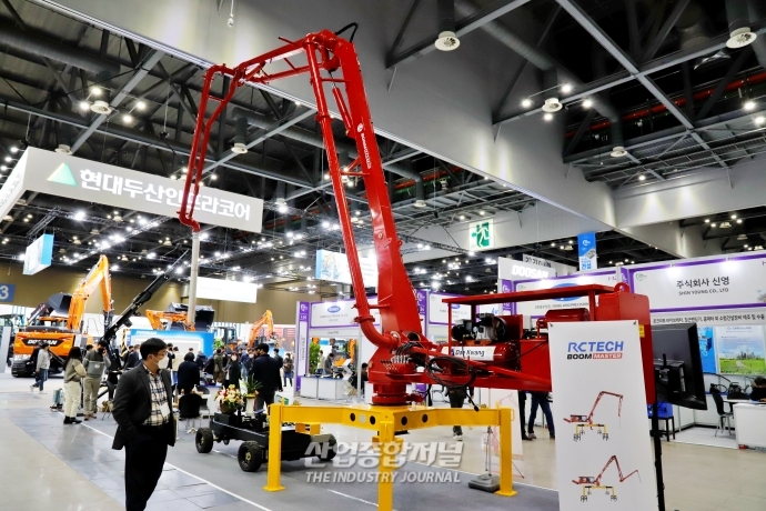 [산업VIEW] 천장 닿을 듯한 높이 자랑하는 ‘펌프카’ - 산업종합저널 전시회