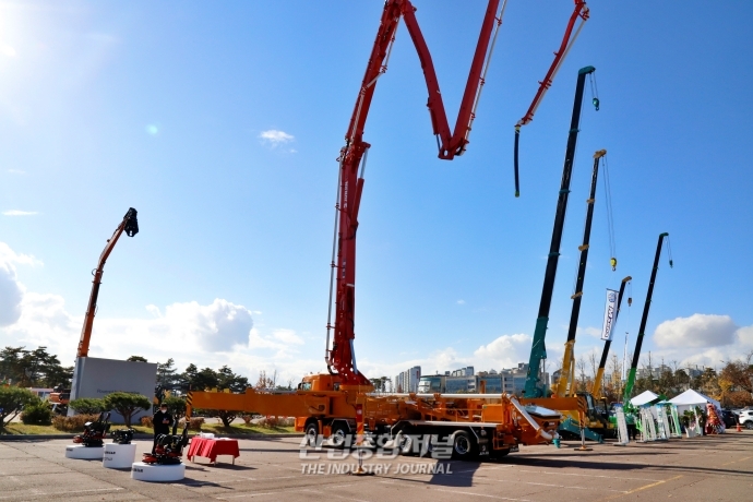 [산업VIEW] 천장 닿을 듯한 높이 자랑하는 ‘펌프카’ - 산업종합저널 전시회