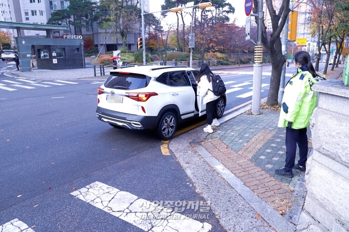 [산업VIEW]이러다 수능 늦을라... 교문 닫히기 직전에 도착하는 학생들 - 산업종합저널 기타