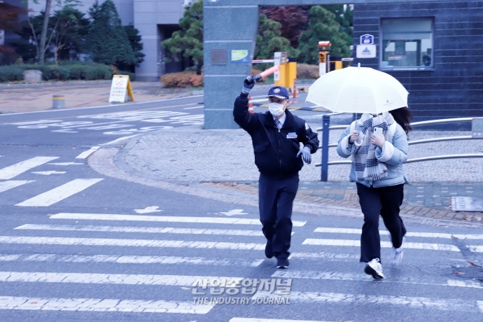 [산업VIEW]이러다 수능 늦을라... 교문 닫히기 직전에 도착하는 학생들 - 산업종합저널 기타