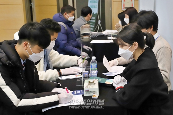 [산업VIEW]일자리 찾기 위해 현장 면접 보는 '취준생들' - 산업종합저널 기타