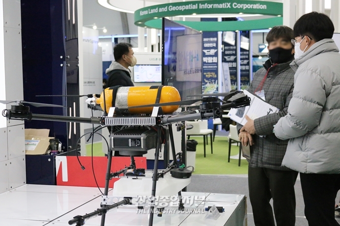 [산업VIEW]‘수소 탱크’ 장착한 드론 - 산업종합저널 전시회