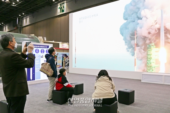 [산업VIEW]가까이서 만나보는 ‘누리호’ - 산업종합저널 전시회