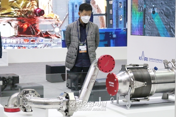 [산업VIEW]가까이서 만나보는 ‘누리호’ - 산업종합저널 전시회