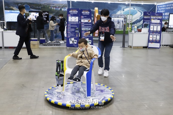 [산업VIEW] 호버크래프트 타고 ‘슝슝’ - 산업종합저널 전시회