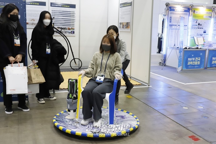 [산업VIEW] 호버크래프트 타고 ‘슝슝’ - 산업종합저널 전시회