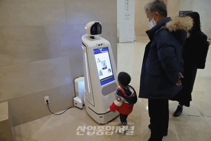 [움짤뉴스] 터치 한 번에 원하는 정보가...“무엇을 도와드릴까요?” - 산업종합저널 로봇