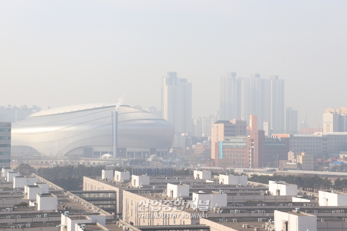 [산업VIEW] 뿌연 초미세먼지에 가려진 건물들 - 산업종합저널 기타