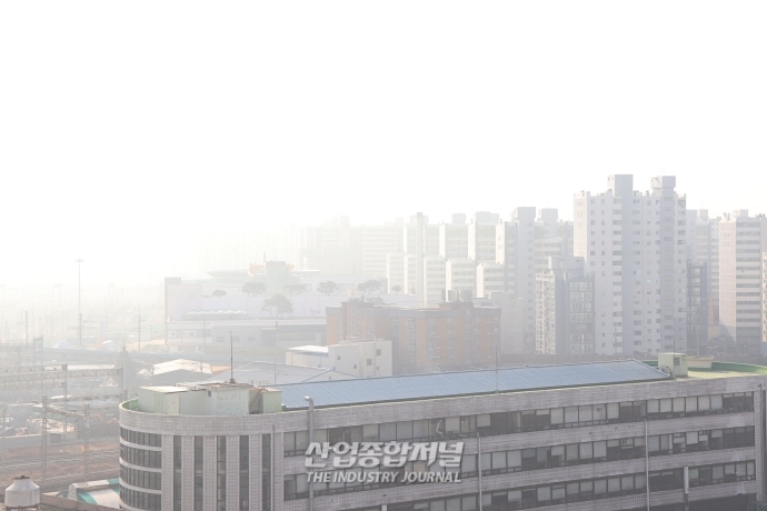 [산업VIEW] 뿌연 초미세먼지에 가려진 건물들 - 산업종합저널 기타