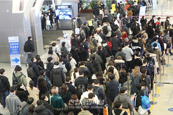[산업VIEW] 귀성객으로 북적이는 김포공항…“올해는 고향 간다” - 산업종합저널 기타