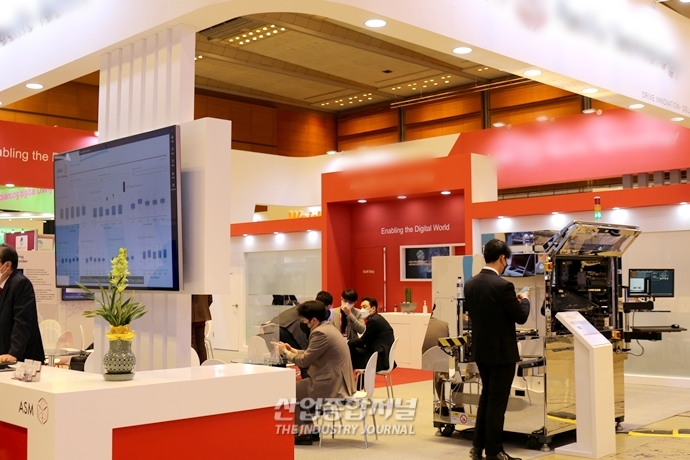 [산업VIEW] ASMPT, 4세대 자동렌즈홀더부착시스템…세미콘코리아2022에서 선보여 - 산업종합저널 전시회