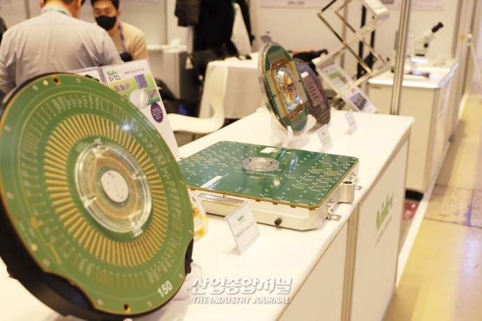 [산업VIEW] 반도체 검사 장비 속 필수 부품 ‘프로브 카드’ - 산업종합저널 전시회