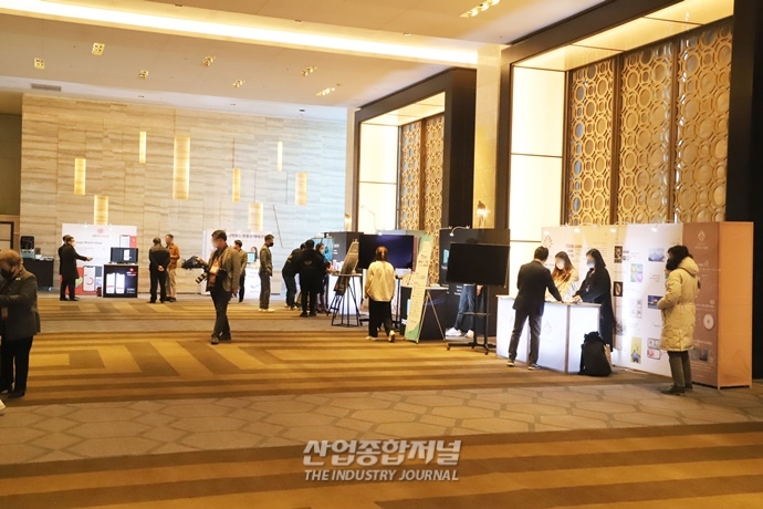 [산업VIEW] 메타버스로 가는 도약, 블록체인과 NFT - 산업종합저널 전시회