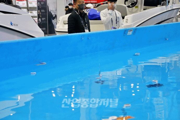 [움짤뉴스] 선상 위 대결…“이 구역은 내가 주인” - 산업종합저널 전시회