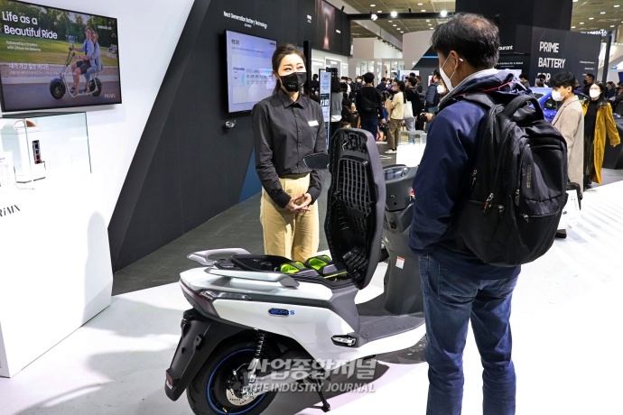 [xEV 트렌드 코리아 2022] 전기 이륜차 배터리, 전용 충전소서 '간단 교체' - 산업종합저널 전시회