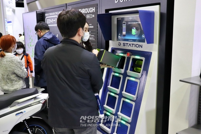 [xEV 트렌드 코리아 2022] 전기 이륜차 배터리, 전용 충전소서 '간단 교체' - 산업종합저널 전시회
