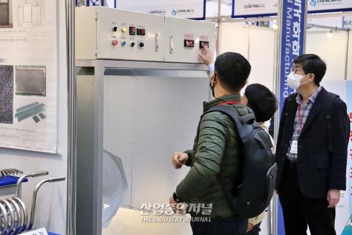 [화학제조산업대전] 인천 송도컨벤시아서 접착, 필름, 표면처리 등 관련 제품 선보여 - 산업종합저널 전시회