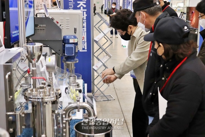 [화학제조산업대전] 인천 송도컨벤시아서 접착, 필름, 표면처리 등 관련 제품 선보여 - 산업종합저널 전시회