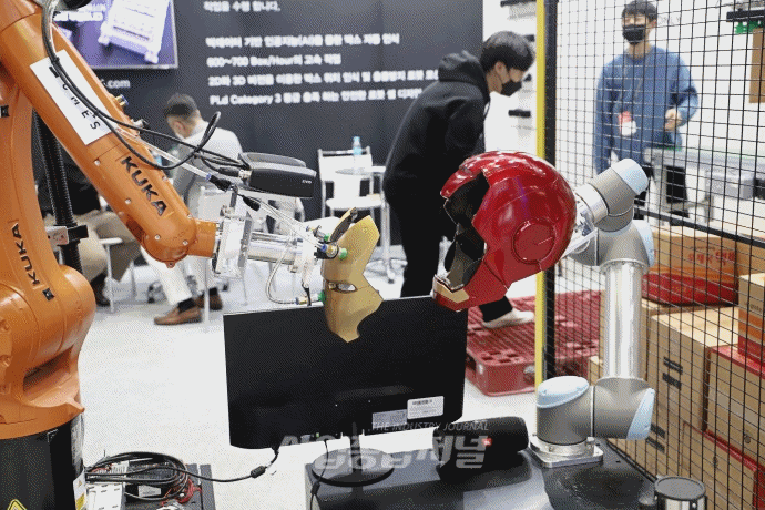 [SFAW 2022] 정확한 위치 찾아 조립하는 '로봇암' - 산업종합저널 전시회