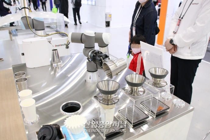 [SFAW 2022] “여기 아메리카노 한 잔이요”…커피 내리는 바리스타 로봇 - 산업종합저널 전시회