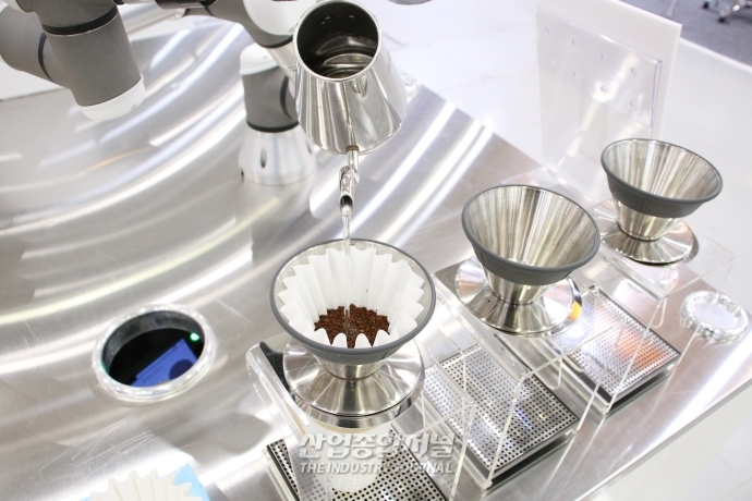 [SFAW 2022] “여기 아메리카노 한 잔이요”…커피 내리는 바리스타 로봇 - 산업종합저널 전시회