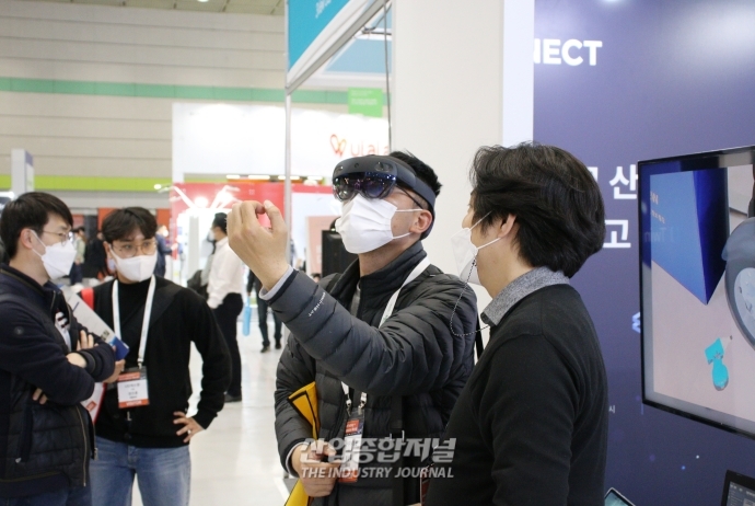 [SFAW 2022] “뭐가 보인다, 보여!”…확장현실 체험하는 관람객들 - 산업종합저널 전시회
