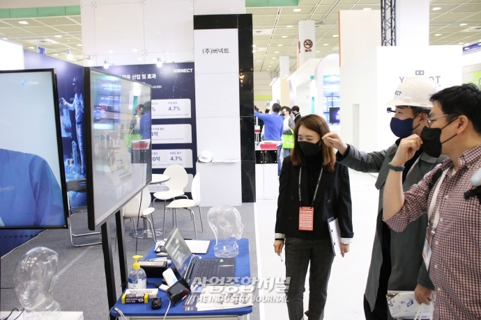 [SFAW 2022] “뭐가 보인다, 보여!”…확장현실 체험하는 관람객들 - 산업종합저널 전시회