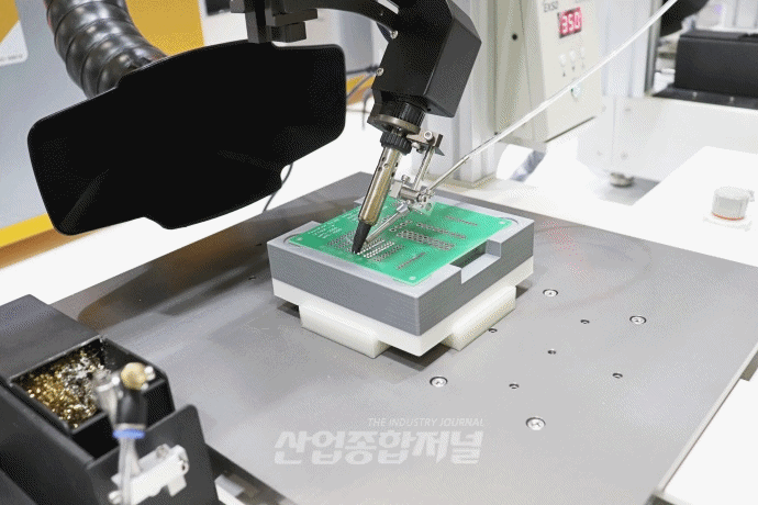 [EMK 2022] 코엑스서 납땜하는 탁상용 로봇 등장 - 산업종합저널 전시회