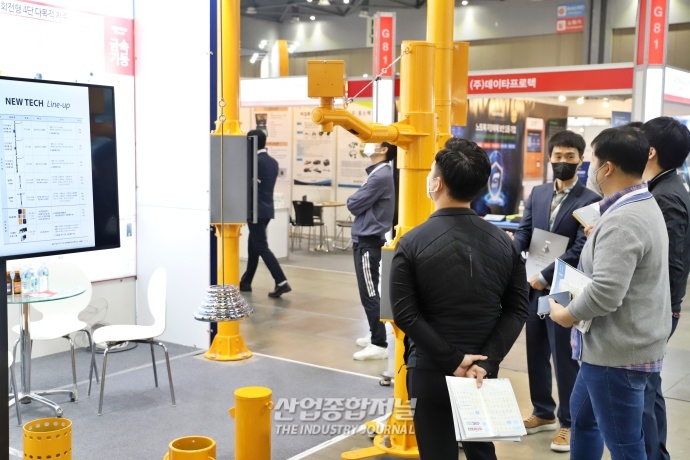 [산업VIEW] 킨텍스서, CCTV 및 신호등 설치할 수 있는 다목적 지주 선보여 - 산업종합저널 전시회