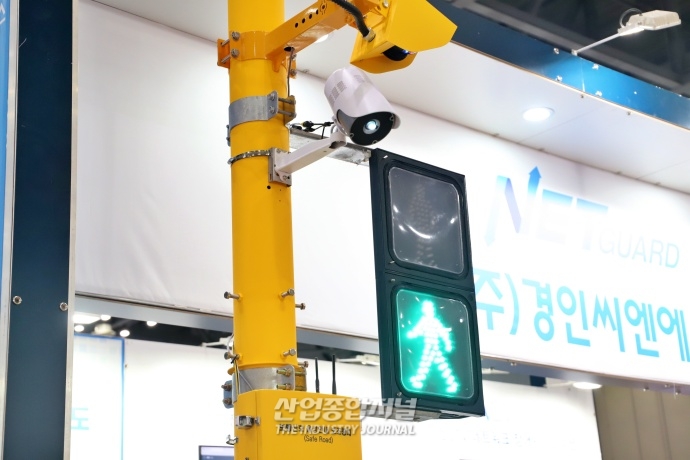 [산업VIEW] 킨텍스서, CCTV 및 신호등 설치할 수 있는 다목적 지주 선보여 - 산업종합저널 전시회