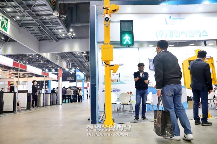 [산업VIEW] 킨텍스서, CCTV 및 신호등 설치할 수 있는 다목적 지주 선보여 - 산업종합저널 전시회