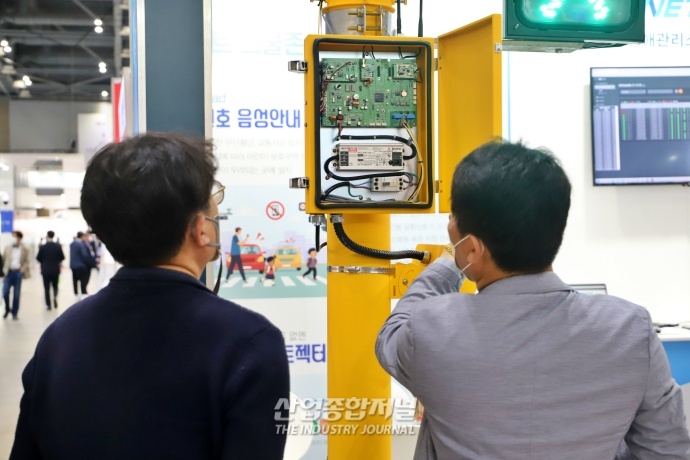 [산업VIEW] 킨텍스서, CCTV 및 신호등 설치할 수 있는 다목적 지주 선보여 - 산업종합저널 전시회
