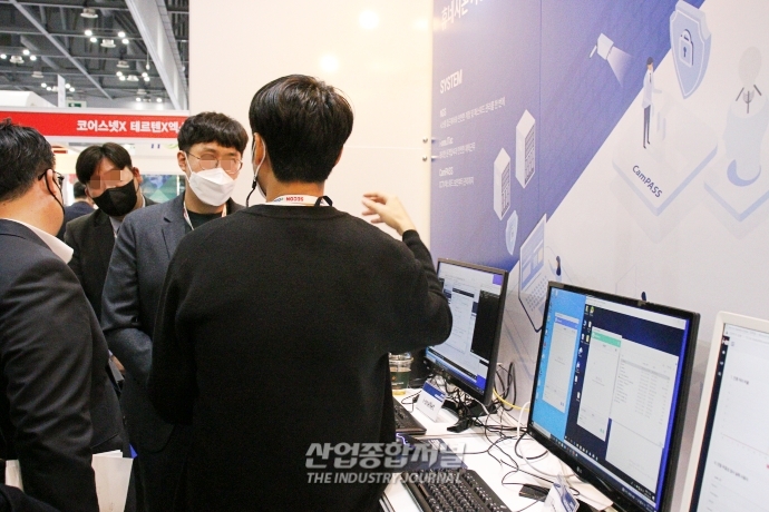 [산업View] 참관객 붐비는 ‘사이버 시큐리티’ 전시장 - 산업종합저널 전시회