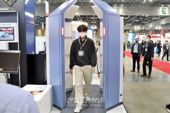 [산업VIEW] 위험 물품 반입 방지하는 ‘보안 검색대’ - 산업종합저널 전시회